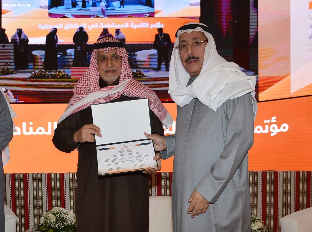 بادرة بزراعة 12 مليون شجرة بمختلف المناطق لاستعادة جزء من الغطاء النباتي الامير د. خالد بن عبد الله : المجتمع لم يشعر بخطر الاستنزاف الا بعد انتشار الملوثات ..